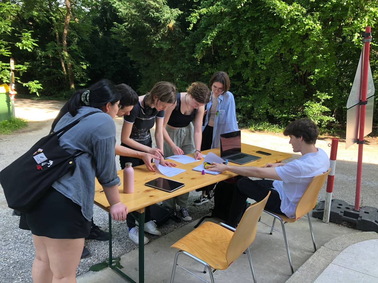 Ein Team an der Station Astronomie tüftelt an des Rätsels Lösung..